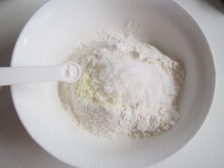 4、巧克力脆棒,加入适量盐。