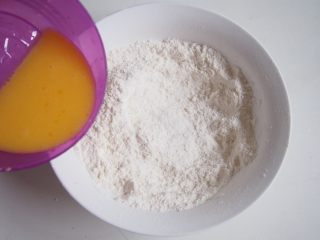 5、巧克力脆棒,黄油融化，与蛋液一起加入粉类中。