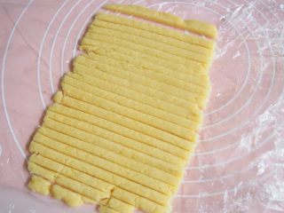 8、巧克力脆棒,最后擀开后切成长度约为7厘米左右的长条。