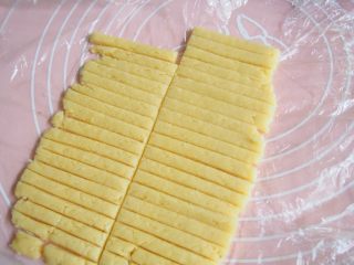 9、巧克力脆棒,这样在中间切一下