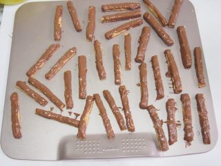 11、巧克力脆棒,将饼干晾凉，裹上一层融化的黑巧克力。