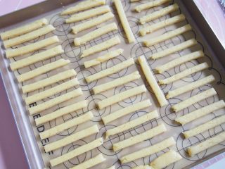 10、巧克力脆棒,将饼干条移到烤盘上摆放好，烤箱160度，中层上下火烘烤15分钟左右。