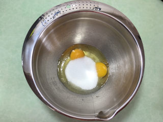 3、芝麻薄脆饼,加入细砂糖 。