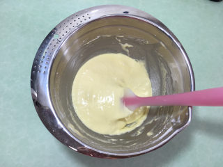 6、芝麻薄脆饼,用硅胶刀翻拌均匀至无干粉。