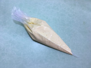 7、芝麻薄脆饼,将蛋糕糊倒入裱花袋中。