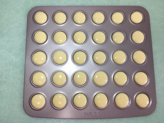 8、芝麻薄脆饼,挤在不粘30连马卡龙模具中。