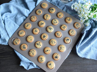 11、芝麻薄脆饼,烘烤结束后取出模具。