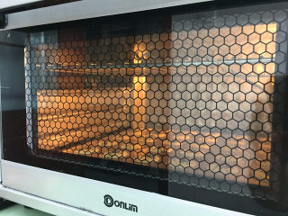 10、芝麻薄脆饼,放入提前预热的烤箱中进行烘烤，温度为180度，时间为12分钟。