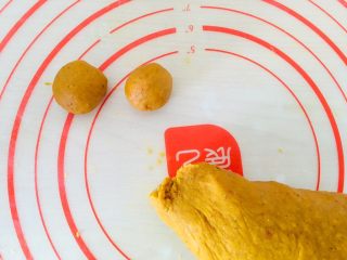 8、枸杞红枣饼干,揪出小面团揉圆。