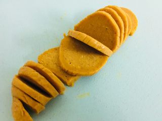12、枸杞红枣饼干,或者放冷冻变硬切薄片。