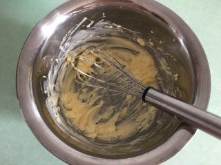 1、杏仁瓦片酥,黄油室温软化后用打蛋器打软。