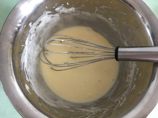 5、杏仁瓦片酥,用手动打蛋器搅拌均匀,慢慢打避免打发。