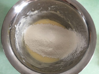 6、杏仁瓦片酥,筛入低筋面粉。