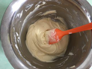 7、杏仁瓦片酥,用搅拌刀搅拌均匀成面糊。