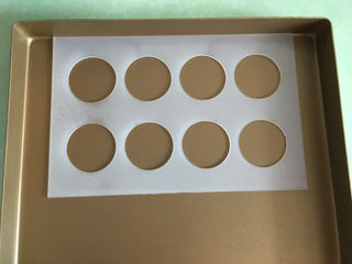 8、杏仁瓦片酥,将瓦片酥模具放入烤盘中。