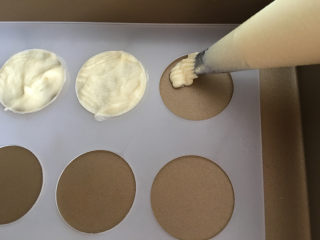 10、杏仁瓦片酥,慢慢将面糊挤到瓦片酥模具中,不能挤得太厚。