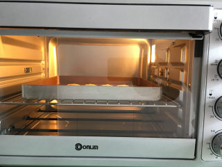 13、杏仁瓦片酥,放入提前预热好的烤箱中进行烘烤,温度为180度,时间为8分钟左右。