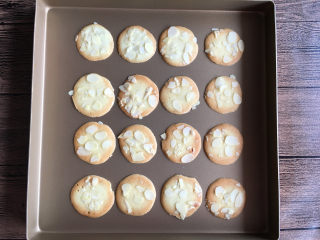 14、杏仁瓦片酥,烘烤完毕后取出。(因为瓦片酥挤得比较薄,烘烤时间短,一定在守在烤箱前观察,底部上色就成取出。)