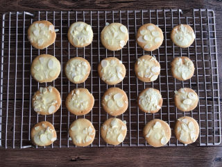 15、杏仁瓦片酥,取出后放在晾网上晾凉。