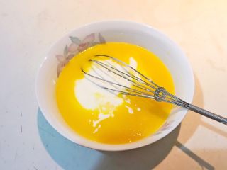 6、酸奶蛋糕,加入酸奶