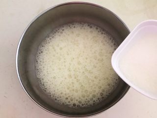 13、酸奶蛋糕,把蛋清打至鱼眼泡状加入1/3白砂糖