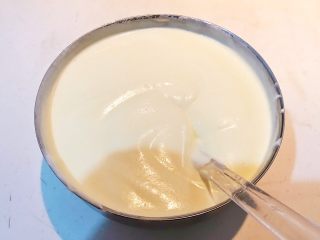 22、酸奶蛋糕,用切拌法调匀，面糊调好了，切勿过度搅拌，避免面液起筋，