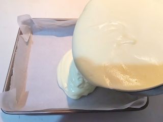 24、酸奶蛋糕,把调好的面糊倒入烤盘里