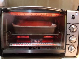 28、酸奶蛋糕,把烤盘放入烤箱，上下火140W，烤制60分钟，再调制上下火150W，烤10分钟即可