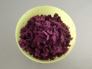 2、紫薯冰皮月饼,紫薯蒸熟后去皮，用网筛过滤压碎，或者放入料理机打碎。