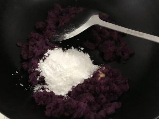 4、紫薯冰皮月饼,倒入糖，继续翻炒，炒干即可，关火晾凉备用。