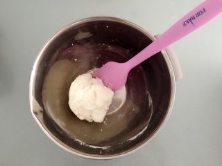 6、紫薯冰皮月饼,搅拌均匀，等待冷却。