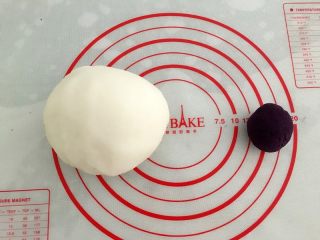 8、紫薯冰皮月饼,取20克紫薯泥，再称重约一半的面团，将紫薯揉进去。