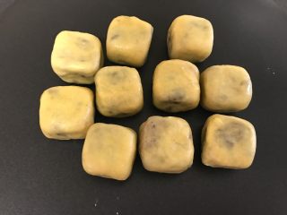 14、宝斗糕,不粘锅烧热后放入宝豆糕。