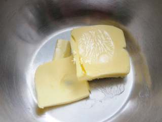 1、微甜版蛋黄香酥饼干 绽放在记忆深处的味道,黄油切块儿放于稍温暖处自然软化。