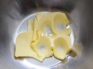 2、微甜版蛋黄香酥饼干 绽放在记忆深处的味道,黄油软化到手指轻轻能够压扁的状态。