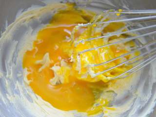 3、微甜版蛋黄香酥饼干 绽放在记忆深处的味道,分次加入蛋液搅打均匀。