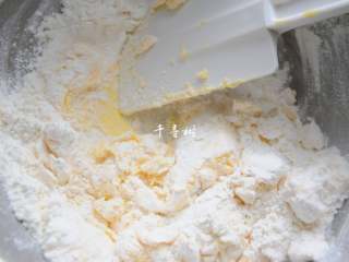 4、微甜版蛋黄香酥饼干 绽放在记忆深处的味道,筛入低粉混合。