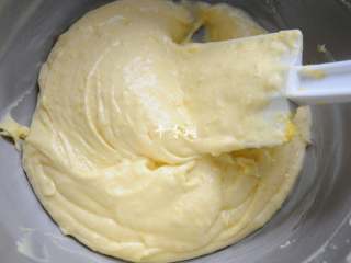 5、微甜版蛋黄香酥饼干 绽放在记忆深处的味道,最后的状态应该是呈光滑细腻的面糊，并且稍微偏浓稠点，不能像液体一样自然流动。