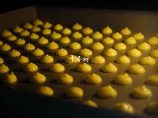 7、微甜版蛋黄香酥饼干 绽放在记忆深处的味道,烤箱预热160度，把挤好的蛋黄酥饼干送入烤箱，烤15分钟。