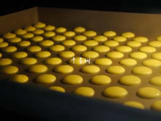 8、微甜版蛋黄香酥饼干 绽放在记忆深处的味道,受热后饼干变扁变大了。