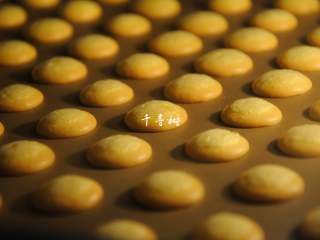 9、微甜版蛋黄香酥饼干 绽放在记忆深处的味道,饼干边缘上色后就可以拿出来了。