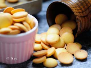 10、微甜版蛋黄香酥饼干 绽放在记忆深处的味道,烤好的蛋黄饼干。