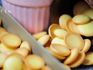 11、微甜版蛋黄香酥饼干 绽放在记忆深处的味道,烤好的蛋黄饼干。