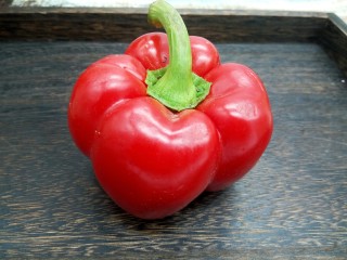 1、厨房挑战+荤菜+肉丝小炒,红灯椒一个,