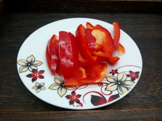 2、厨房挑战+荤菜+肉丝小炒,红灯笼椒切丝