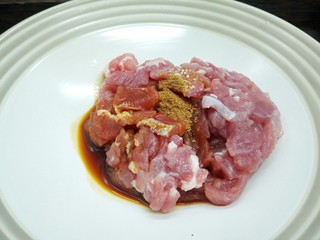 5、厨房挑战+荤菜+肉丝小炒,加生抽一勺,十三香一勺,芝麻油一勺,用筷子拌均匀,腌制10分钟