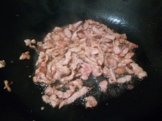 7、厨房挑战+荤菜+肉丝小炒,翻炒至肉丝微黄