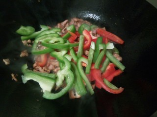 8、厨房挑战+荤菜+肉丝小炒,加入灯笼椒丝翻炒