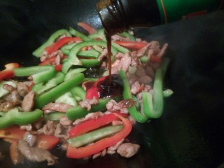 9、厨房挑战+荤菜+肉丝小炒,翻炒至灯笼椒半熟,加蚝油一勺