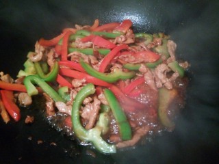 12、厨房挑战+荤菜+肉丝小炒,翻炒均匀,就可以起锅